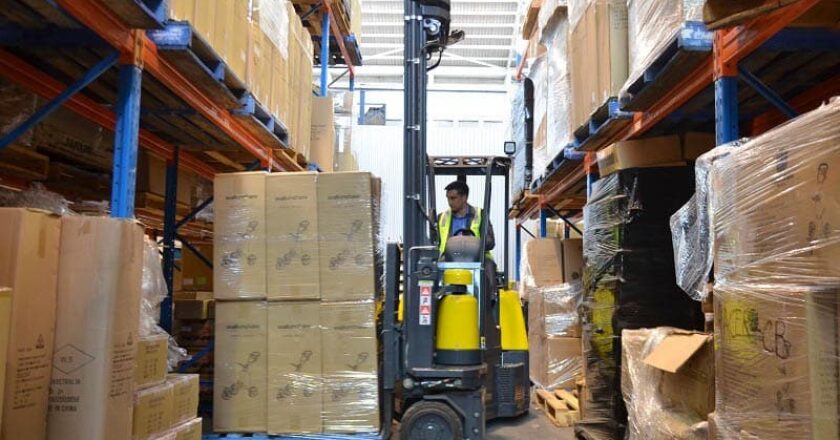 Aisle-Master VNA forklift