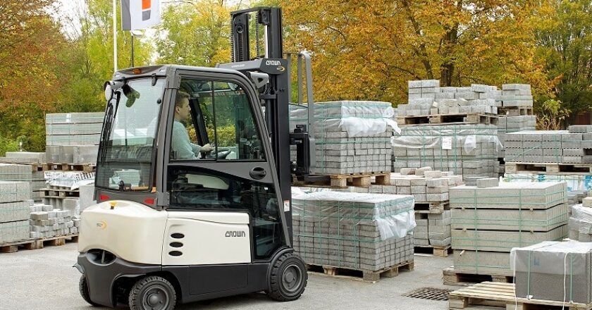 Crown launches SC 6000 series lift trucks which features three-wheel and four-wheel models (pictured)