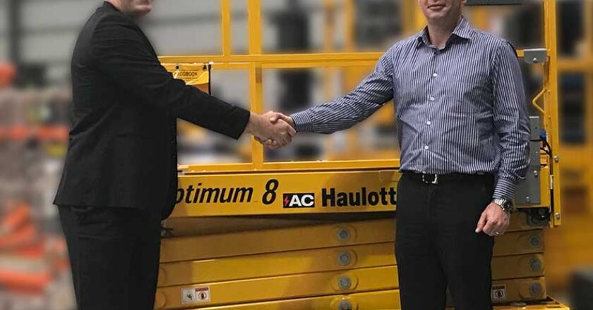 United Equipment managing director David Maxwell (left) and Haulotte Group Asia-Pacific managing director Damien Gautier