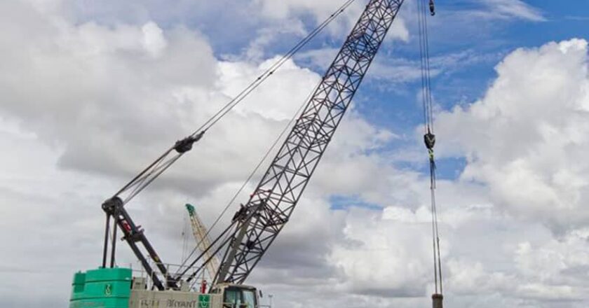 A Hitachi-Sumitomo SCX1000A-3 crawler crane in operation