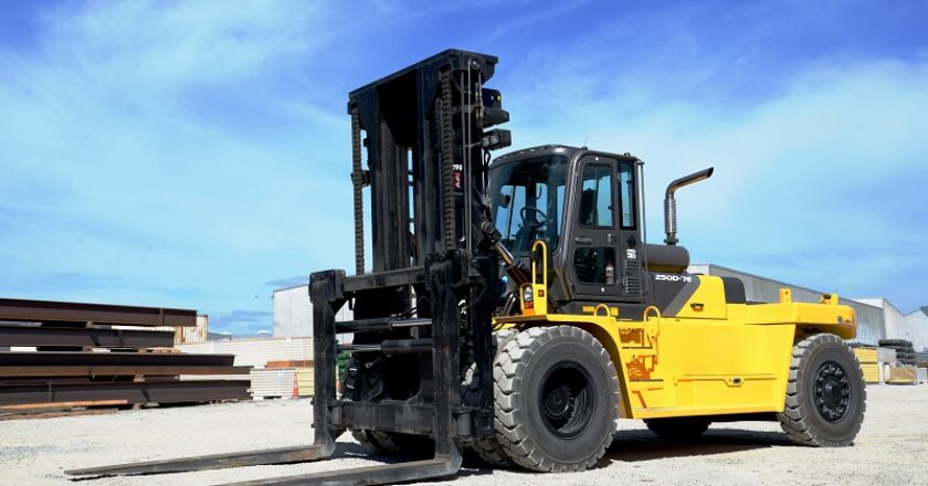 The Hyundai 250D-7E forkhoist has a 25,000kg load lifting capacity.