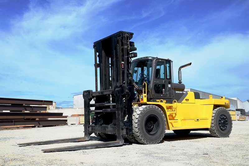 The Hyundai 250D-7E forkhoist has a 25,000kg load lifting capacity.