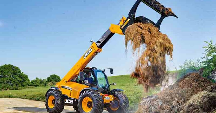 A JCB telehandler at work