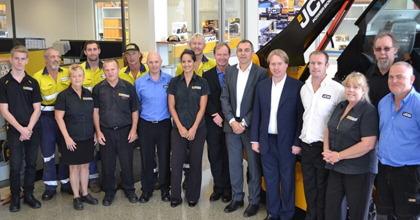JCB’s Jo Bamford (5th from right) and JCB CEA’s Hylton Taylor (7th from right) with Aussie dealers and customers.