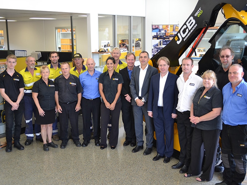 JCB’s Jo Bamford (5th from right) and JCB CEA’s Hylton Taylor (7th from right) with Aussie dealers and customers.