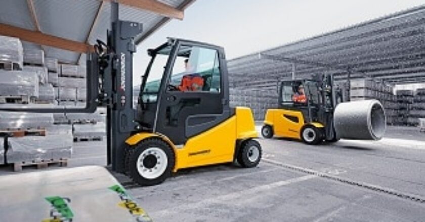 Jungheinrich's new 5 tonne electric forklift, the EFG S40 has snagged an International Forklift of the Year award at the recent CeMat trade fair in Hannover, Germany.