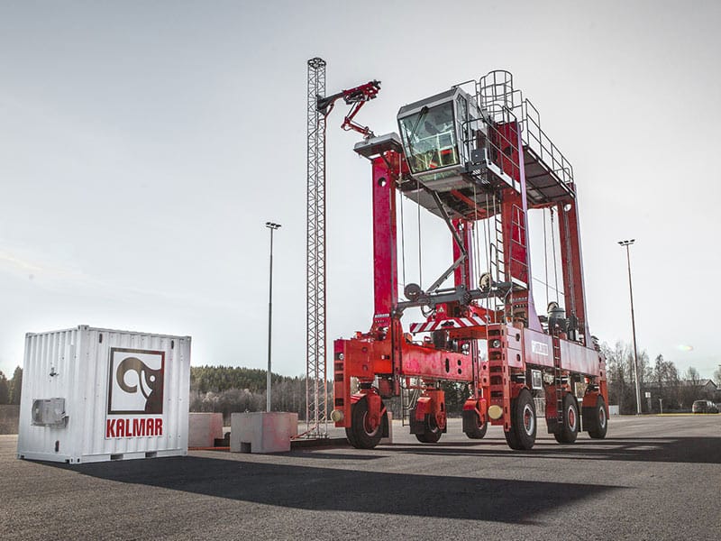 Straddle carrier hooked up to the Kalmar FastCharge station.