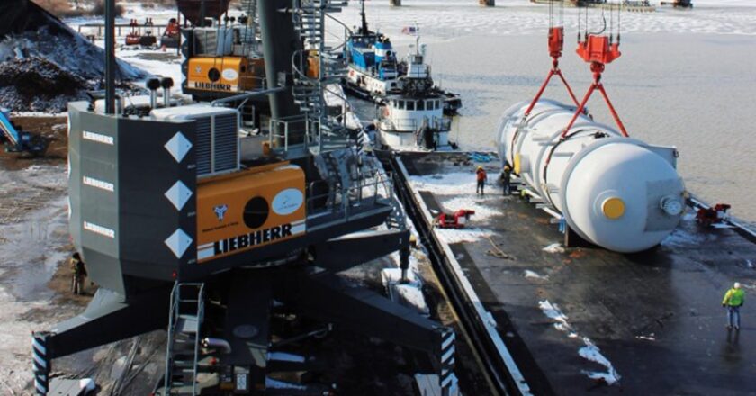 Two Liebherr LHM 280 mobile harbour cranes combine forces in Toledo, United States.