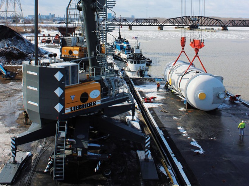 Two Liebherr LHM 280 mobile harbour cranes combine forces in Toledo, United States.