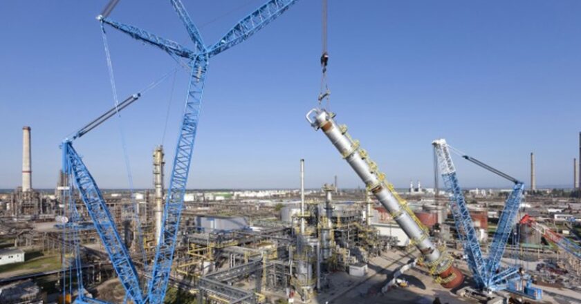 The Liebherr LR 11000 crawler crane lifts a column at the Romanian refinery. An LR 1750 model was used for control at the foot of the column.