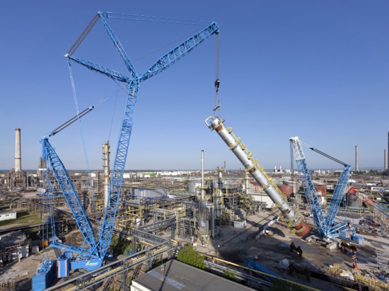 The Liebherr LR 11000 crawler crane lifts a column at the Romanian refinery. An LR 1750 model was used for control at the foot of the column.