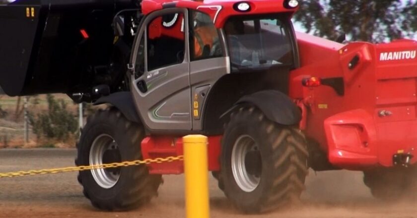 The MLT-X 960 has a 9 metre lift with a 5.3 metre reach and can lift 3,500kg at full stretch