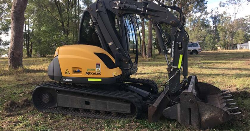 Mecalac MCR8 excavator/skid steer