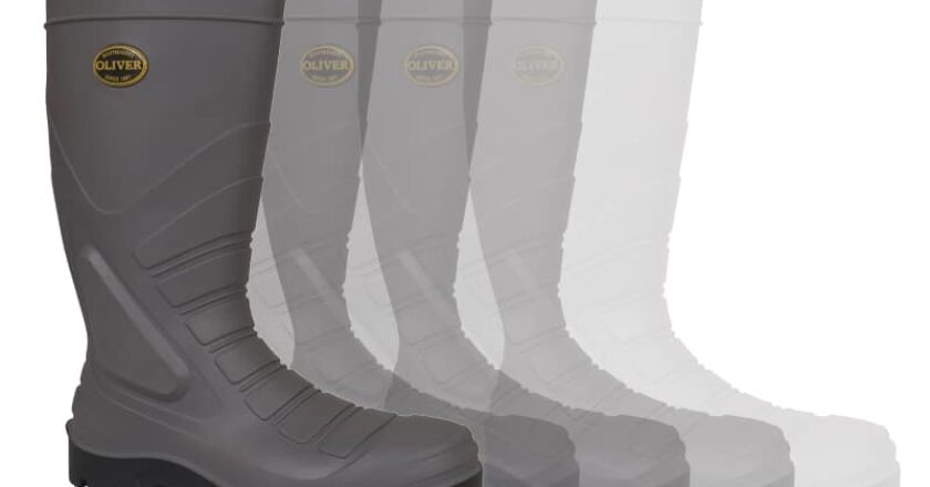 The Oliver Footwear WB 22-205 heavy-duty safety gumboots