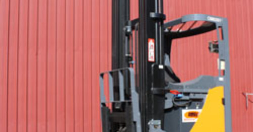 The OMG Neos II 16 SE can do the job of a reach truck and a counterbalance fork lift.