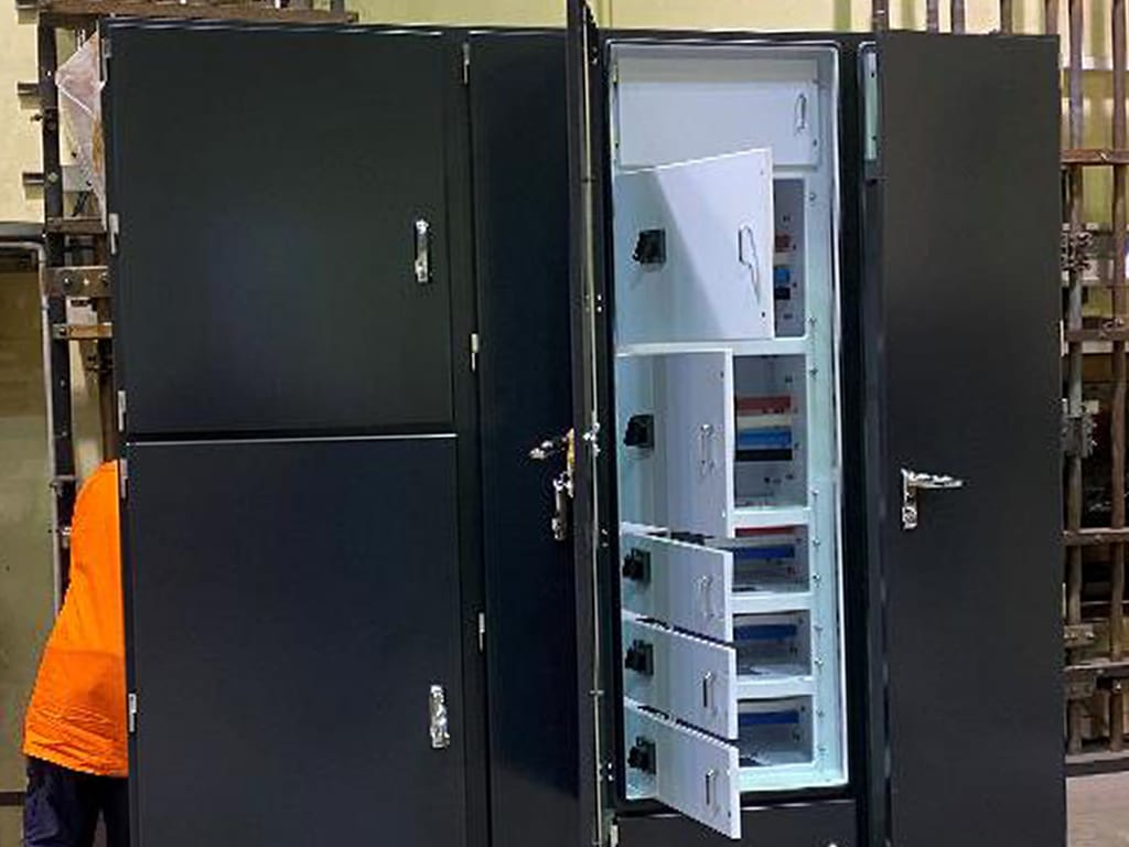 Fuji SMBE Macquarie’s tough new outdoor switchboard at the testing facility in NSW