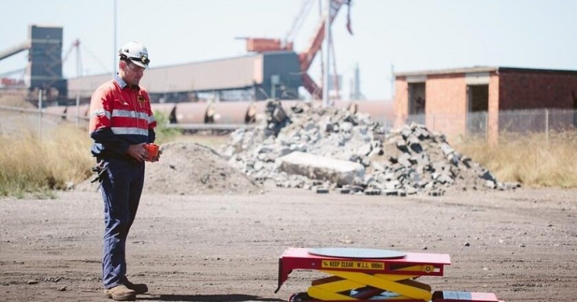 The TED is remotely controlled and safely lifts up to 800kg, allowing for safe and efficient machinery maintenance.