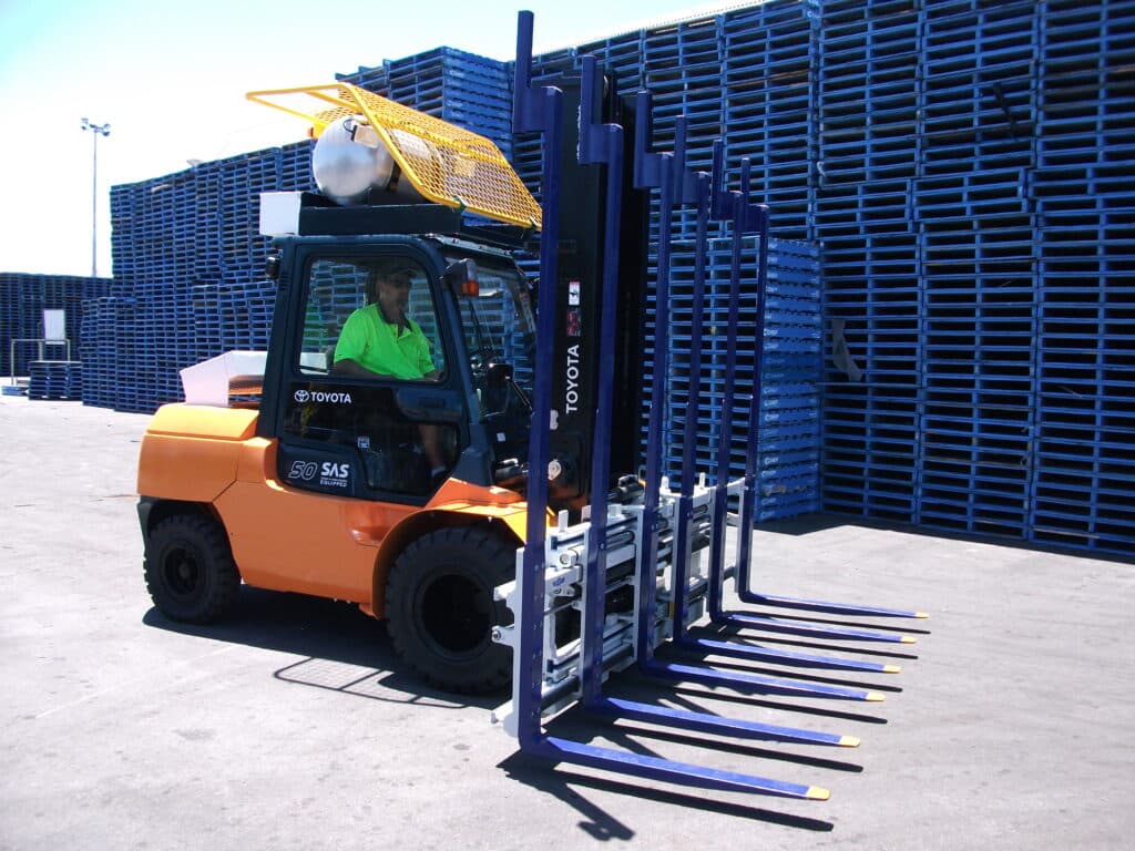 Triple-tine forklift attachment