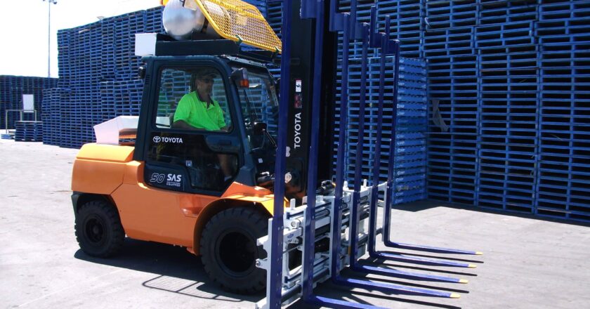 Triple-tine forklift attachment