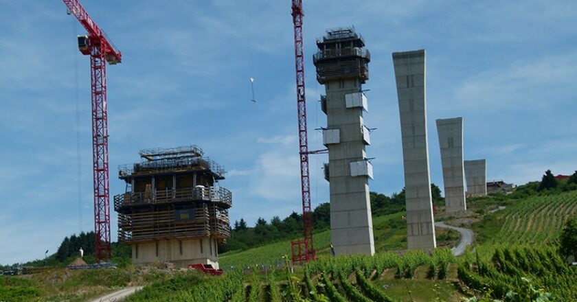 The Wolff 6031.12 flattop trolley jib cranes being used in Germany's Mosul Valley.