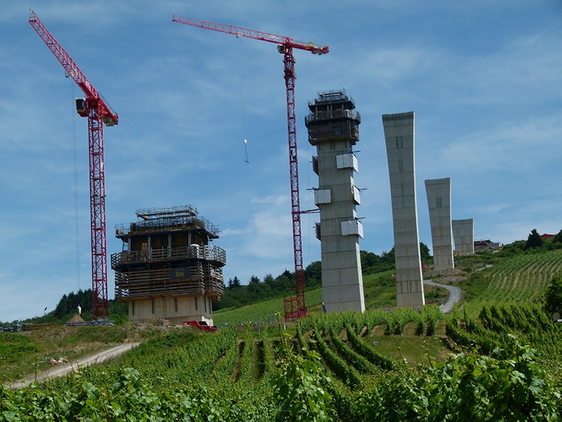 The Wolff 6031.12 flattop trolley jib cranes being used in Germany's Mosul Valley.