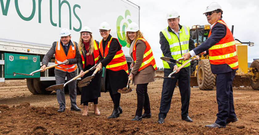 Eric Law (far right) with (L-R) Head of Industrial Development at Charter Hall, Andrew Simons; State Member for Tarneit, Sarah Connolly; City of Wyndham Mayor, Cr Mia Shaw; Victorian Minister for Ports and Freight & Minister for Public Transport, Melissa Horne; and Chief Supply Chain Officer Woolworths, Paul Graham.